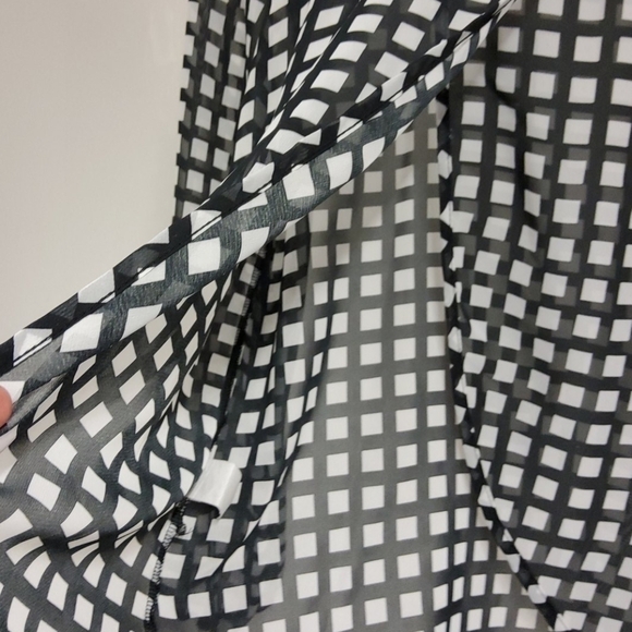 𝅺luxe USA Sheer top black white small l/s - Picture 3 of 6